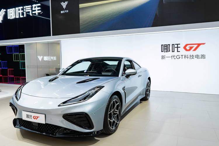 东莞9哪吒汽车在智能汽车领域的表现，领途汽车在新能源汽车市场中的影响力